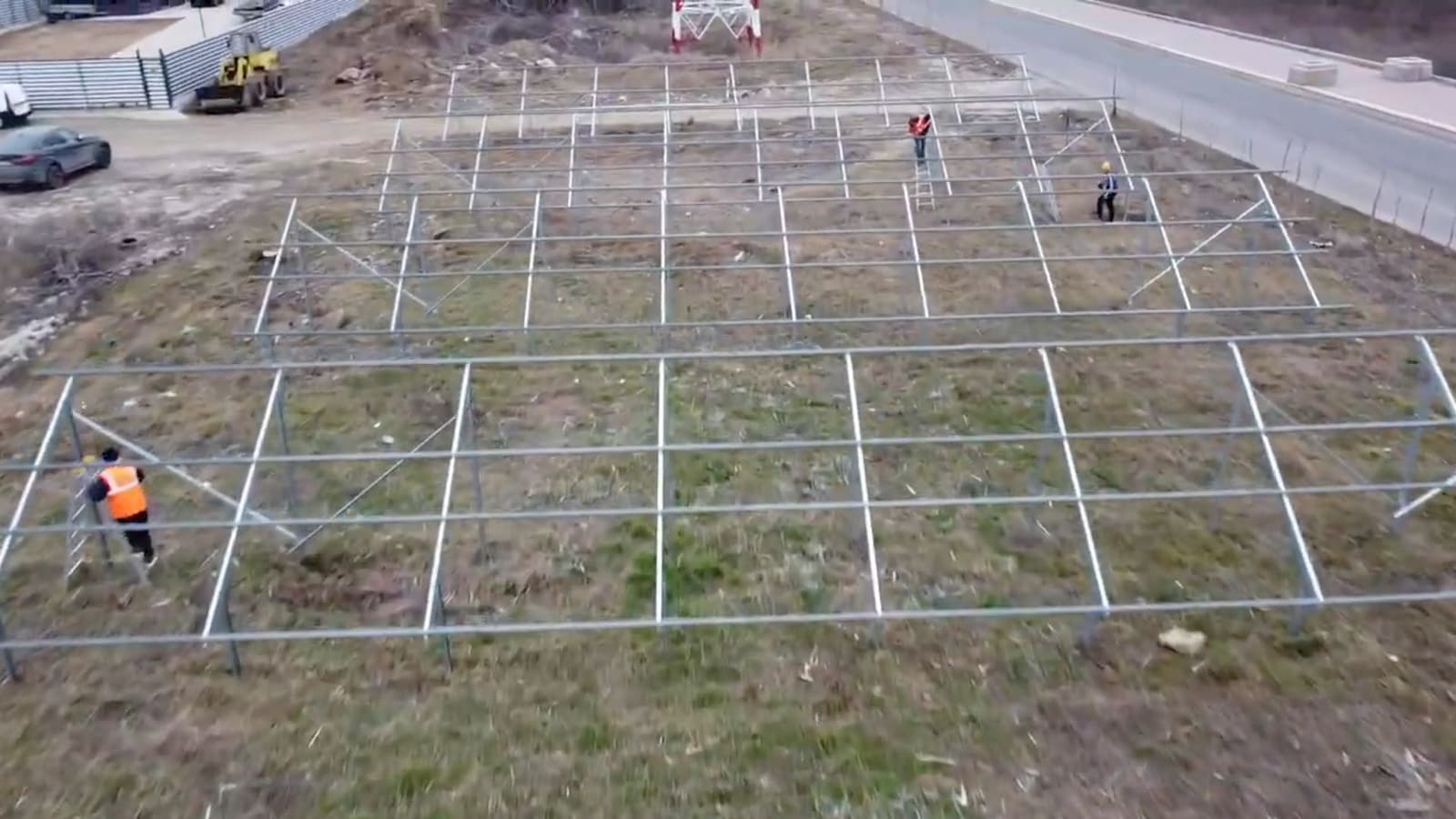 Echipa Rometale montând o structură fotovoltaică la sol